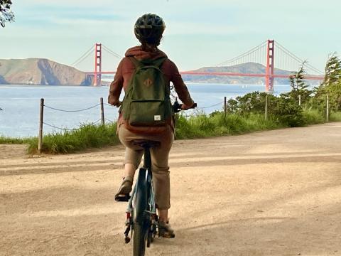 ciclyste allant vers le Golden Gate Bridge
