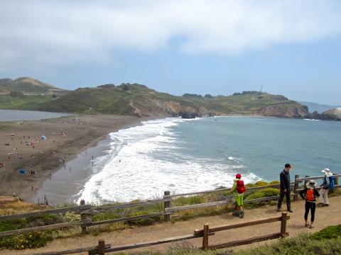 [Photo :Famille sur un chemin au dessus de Rodeo Beach]