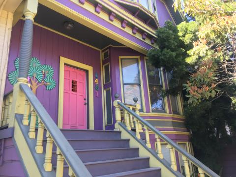 [Photo :  maison victorienne très colorée de San Francisco]