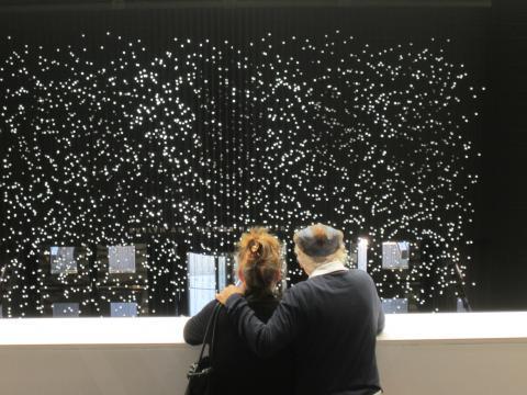 Photo : Couple regardant une oeuvre de lumière Musée SFMOMA