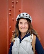 Sylvie Julie Walters à vélo sur la Golden Gate Bridge